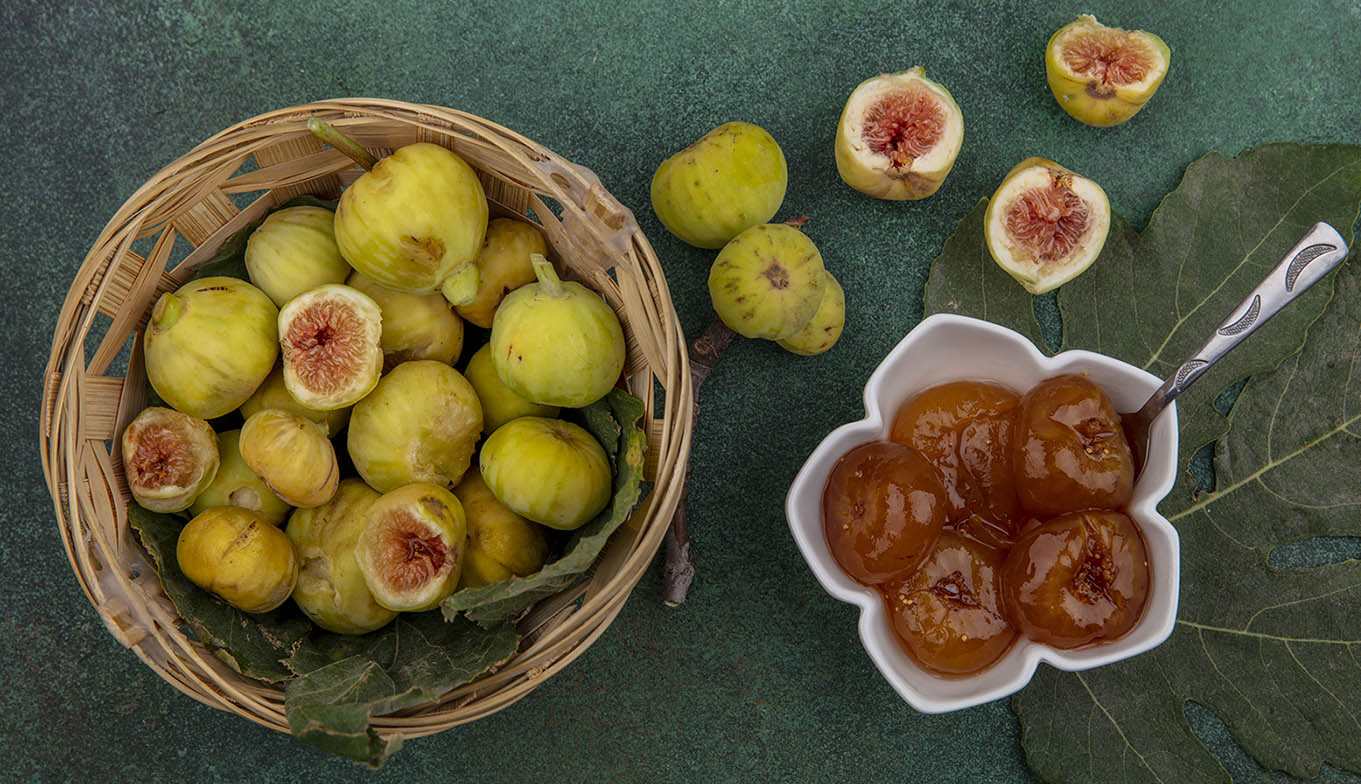 top view figs in a basket with a leaf and jam in a saucer with a Regius čips od jabuke